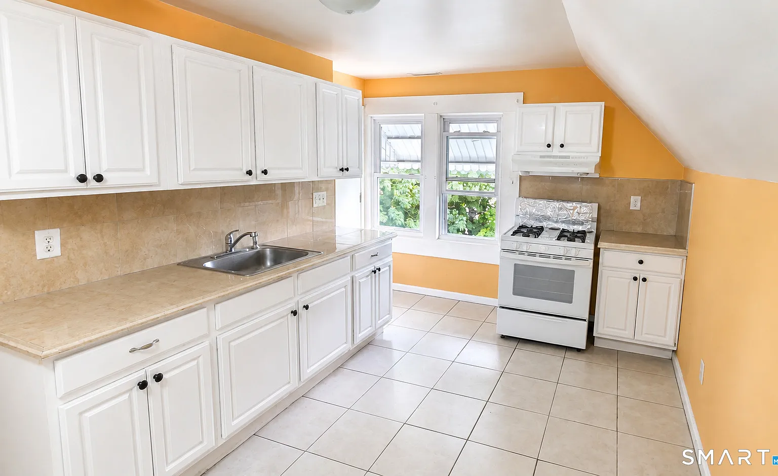 2 bed, 1.0 bath, 800 sqft, $1,800 — Photo 2