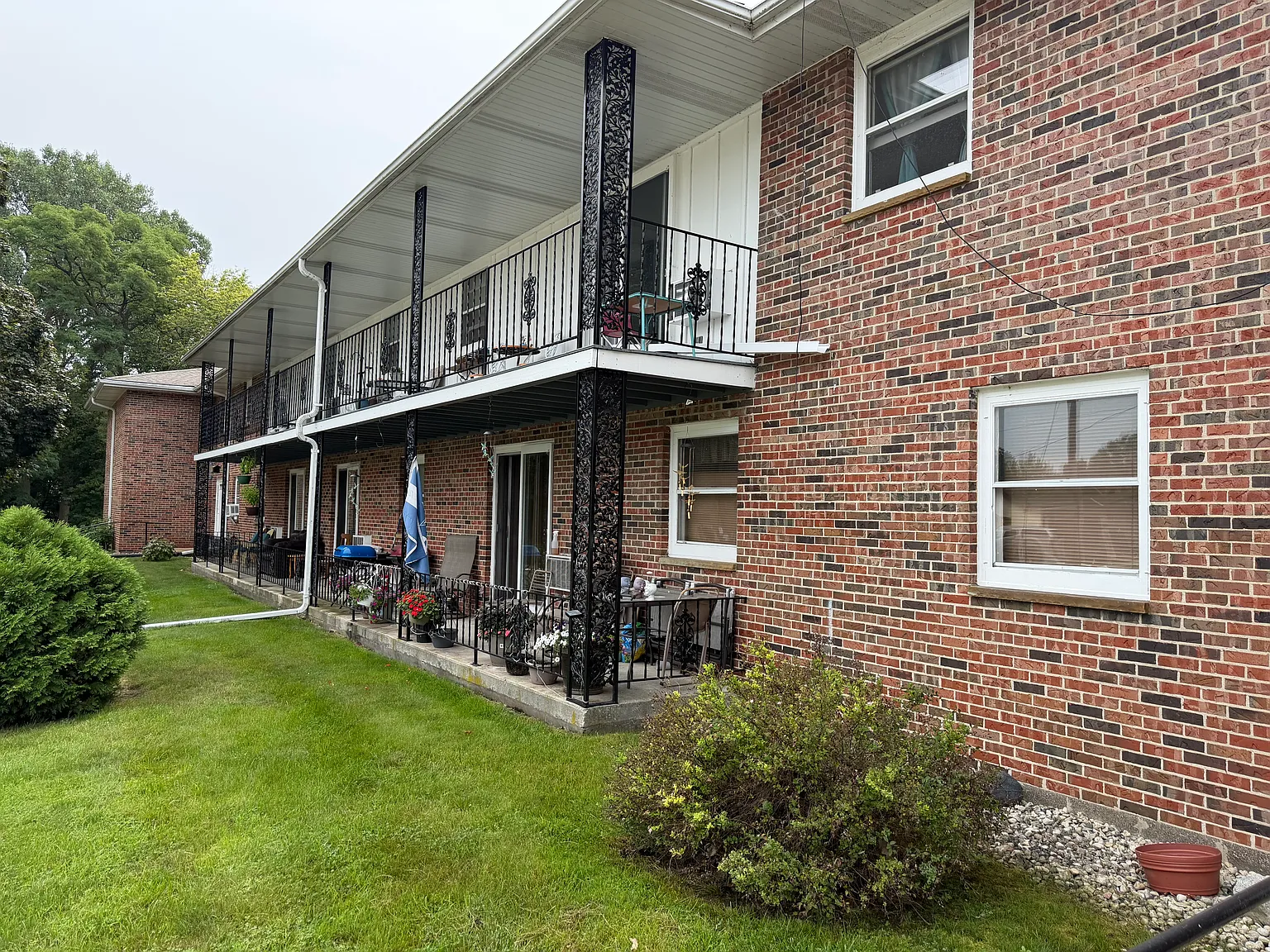 2 bed, 1.5 bath, 1100 sqft, $1,300 — Photo 2