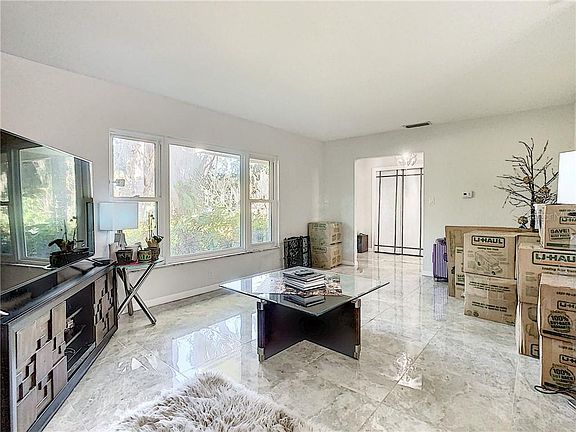 4th image of 704 Westwood Cir