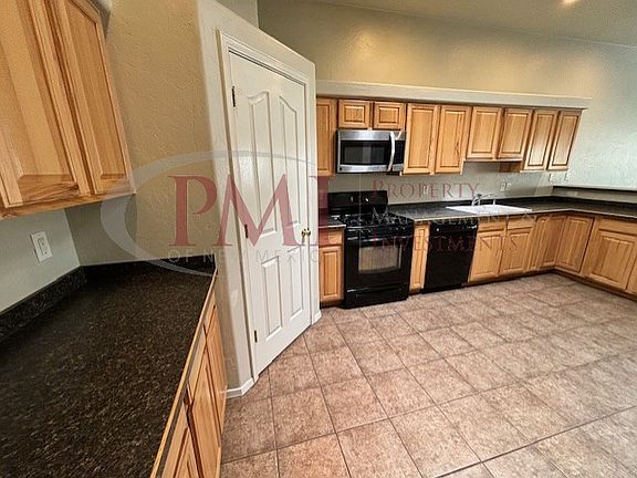 5th image of 2220-B Dakota Dr
