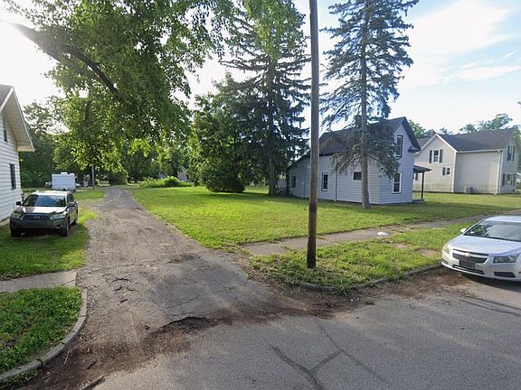 3rd image of 822 Blaine Ave