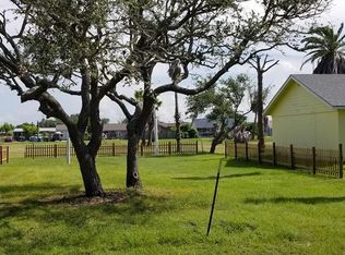 514 E King St, Rockport, TX 78382