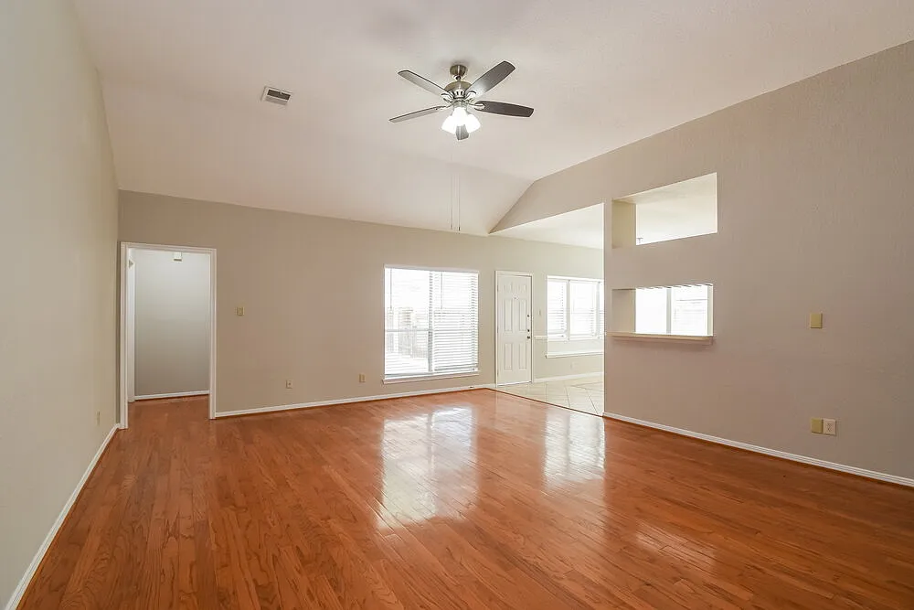 3 bed, 2.0 bath, 2549 sqft, $2,520 — Photo 4