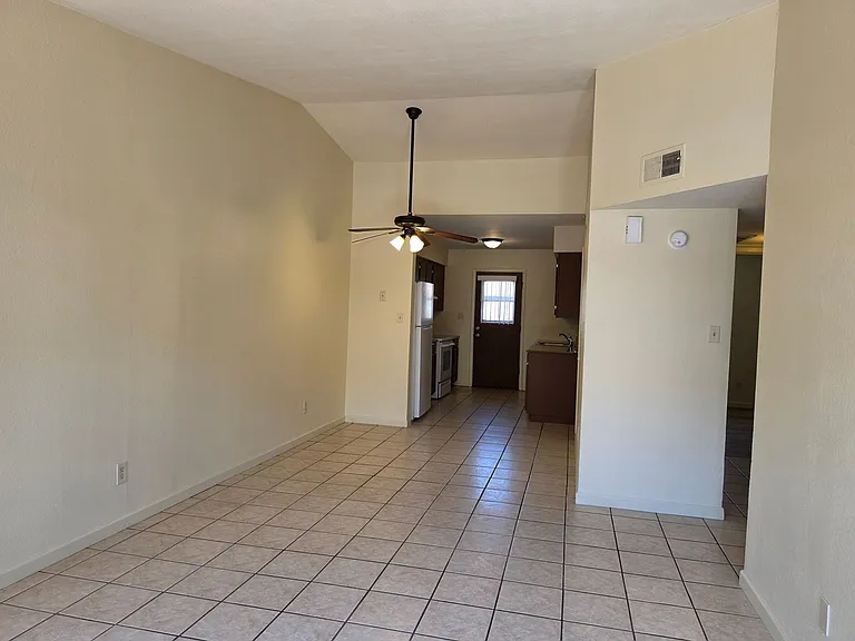 GAU01 627 E Knoll — Photo 3
