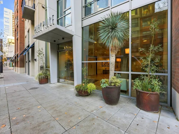 922 NW 11th Ave APT 305, Portland, OR 97209