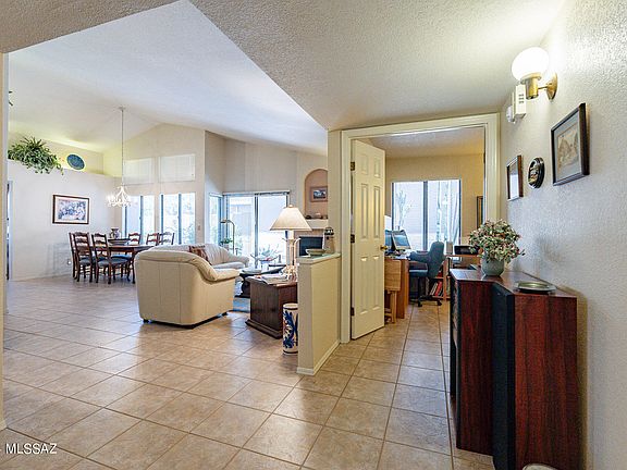 4th image of 261 E Belcourte Pl