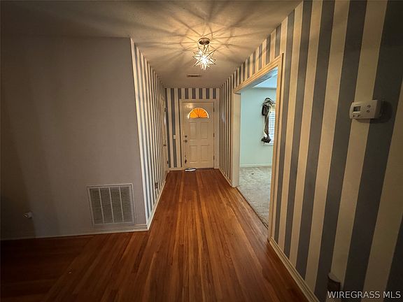 5th image of 574 Davis St E