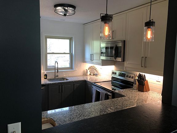 Custom kitchen w/Granite
