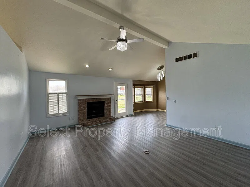 3 bed, 2.0 bath, 1266 sqft, $1,799 — Photo 2