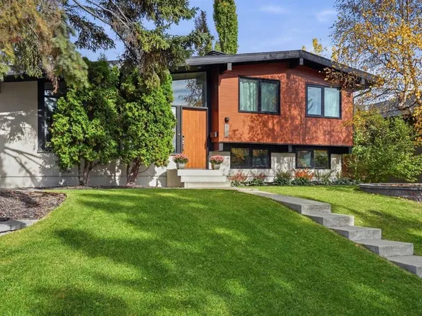 2740 S Lionel Cres SW, Calgary, AB T3E 6B2
