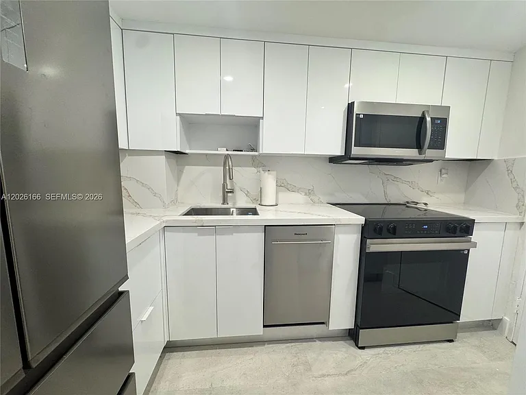 2899 Collins Ave #424 — Photo 5