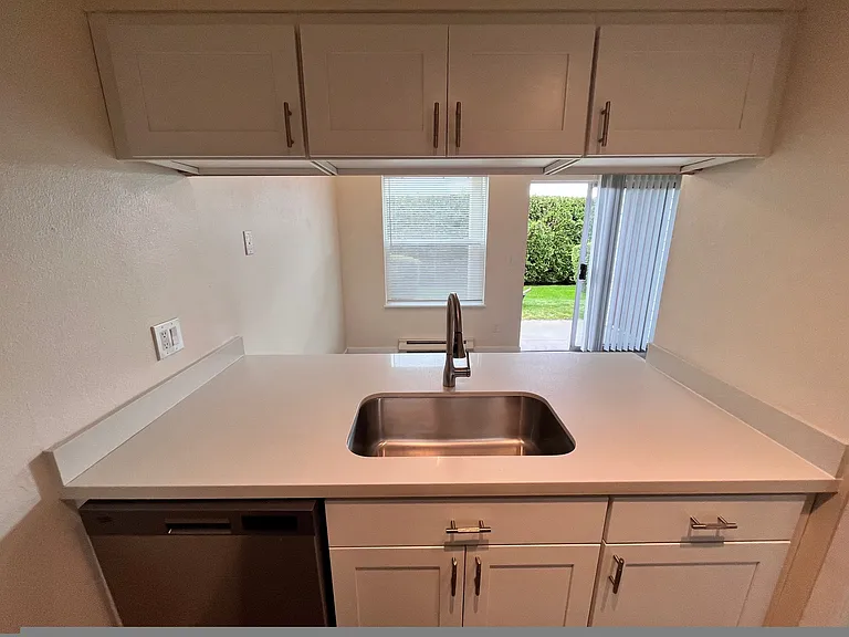 607 S 152nd St #8 — Photo 4