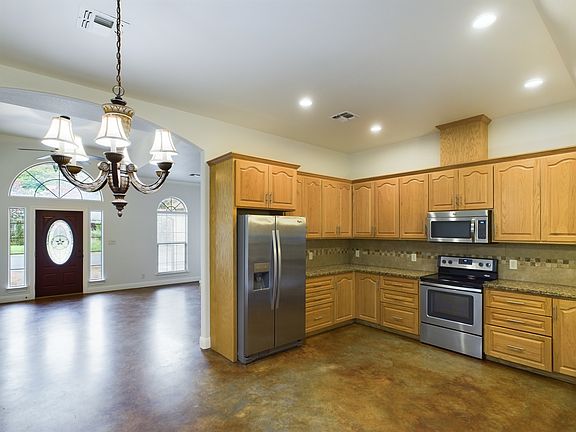 3rd image of 702 E San Antonio St