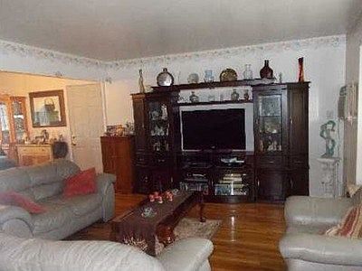 2nd image of 20 Powell St