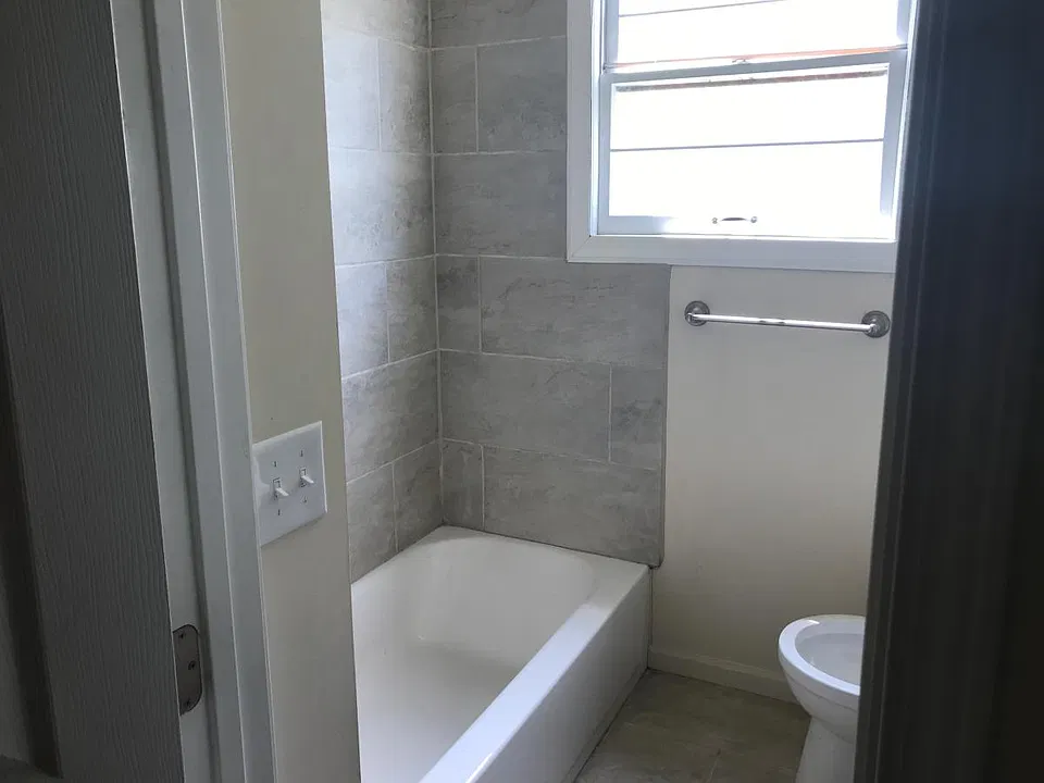 212 W Collins Ct