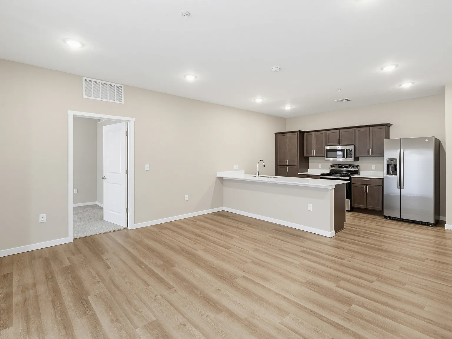 2 bed, 1014 sqft, $1,600 — Photo 4