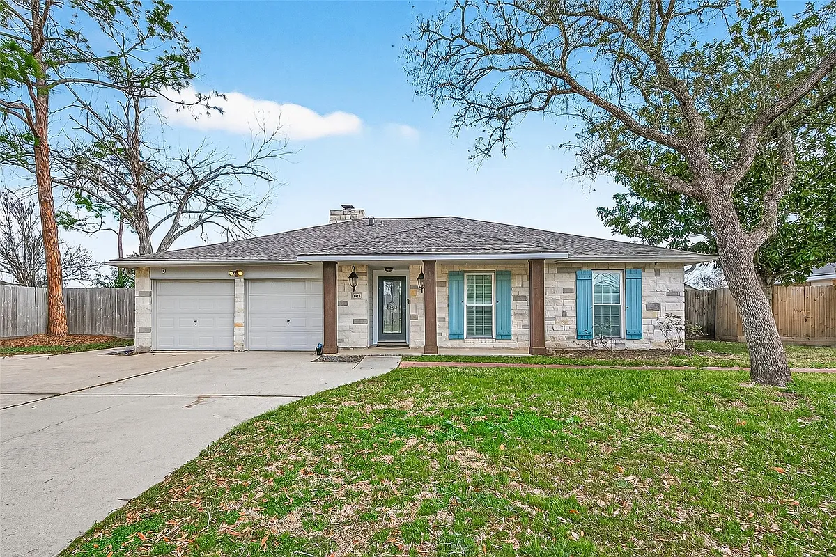 Building Photo - 805 Camelot Ln