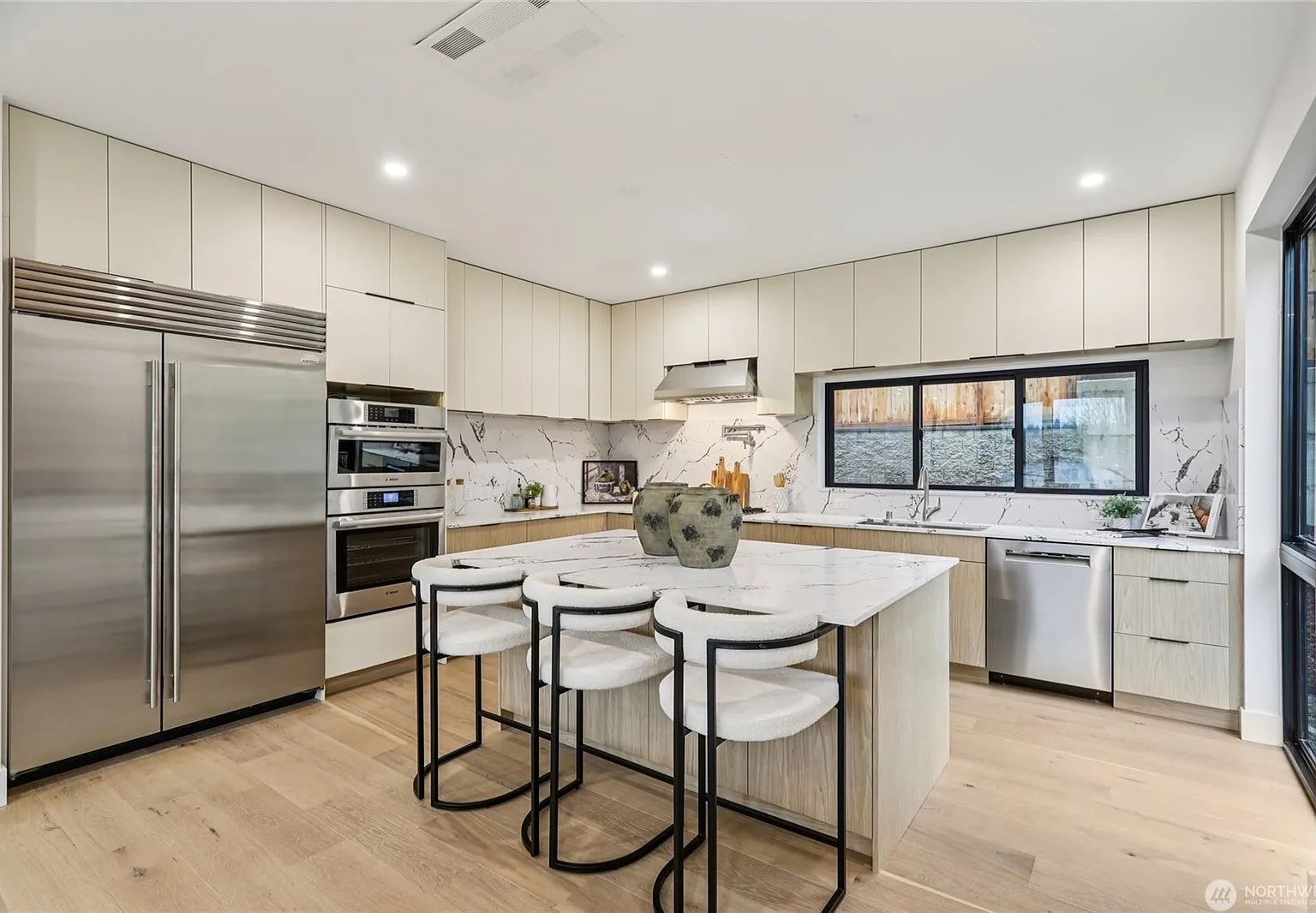 5 bed, 5.5 bath, 4250 sqft, $7,900 — Photo 3