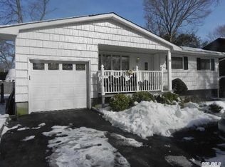 15 Amelia Pl, West Sayville, NY 11796