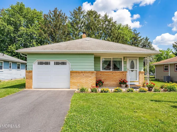 82 Barbuda Street, Toms River, NJ 08757