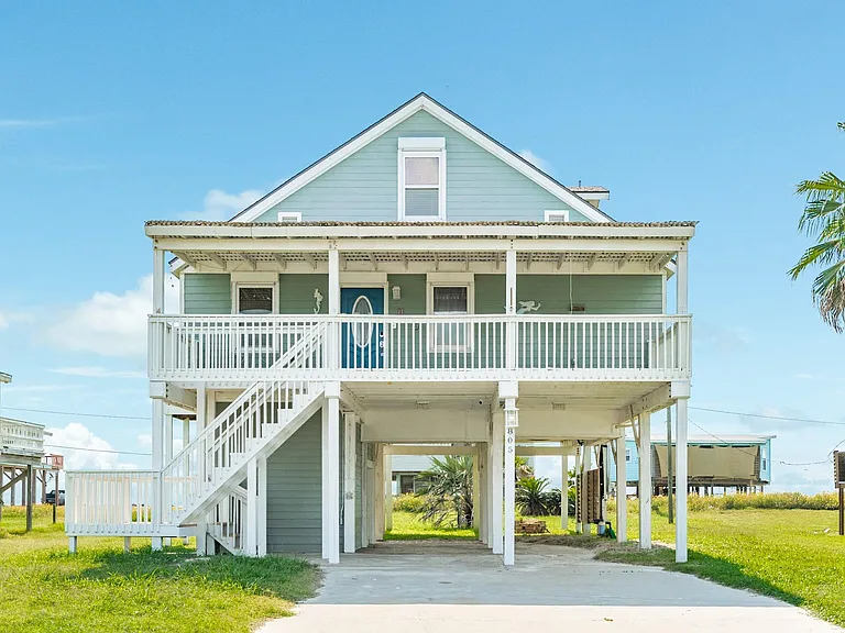 805 Seashell Dr — Photo 1