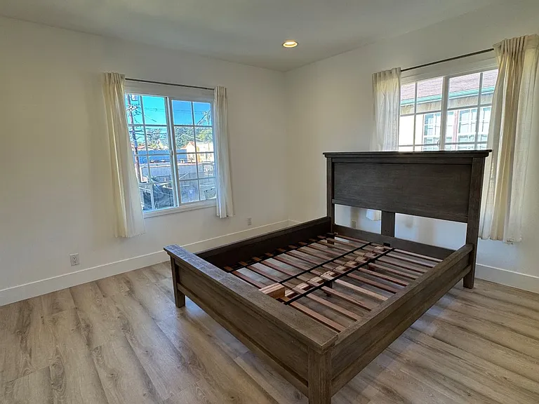 1339 S Mansfield Ave — Photo 13