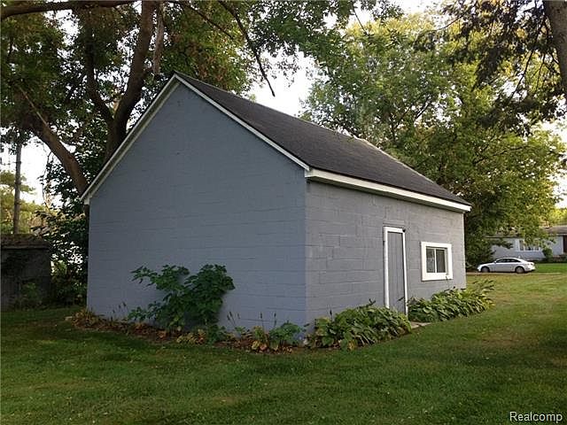 2nd image of 815 Baird St