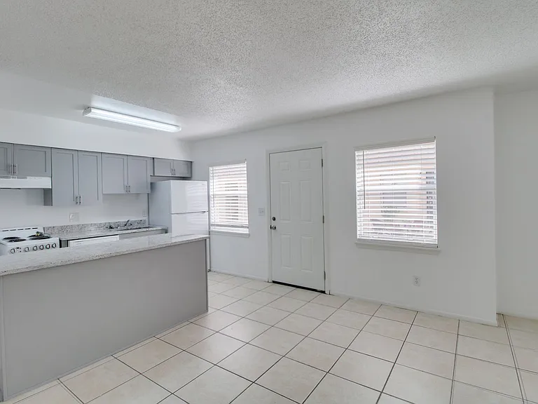 Hamilton House Apartments — Photo 5