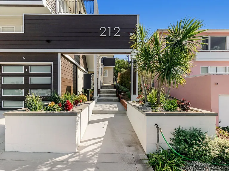 212 Palos Verdes Blvd. — Photo 2