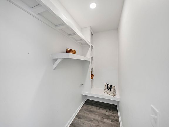 5th image of 1 Lower Glen Ct