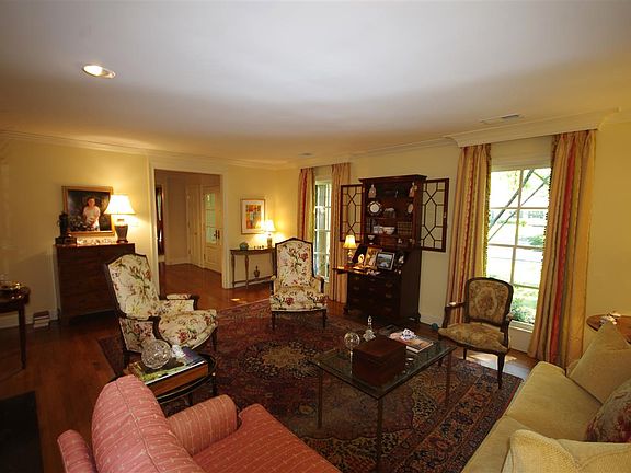 5th image of 205 E Montrose Dr