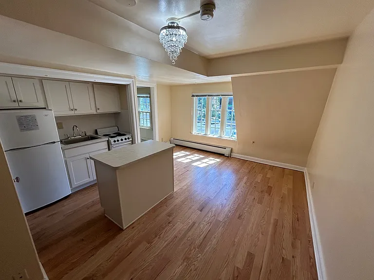 Chateau Apartments — Photo 16