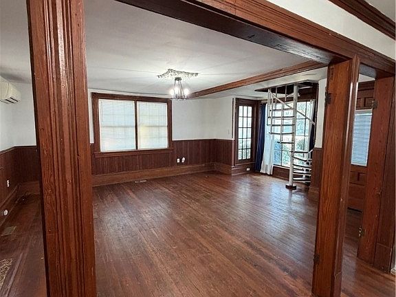 4th image of 228 E Henry St APT D
