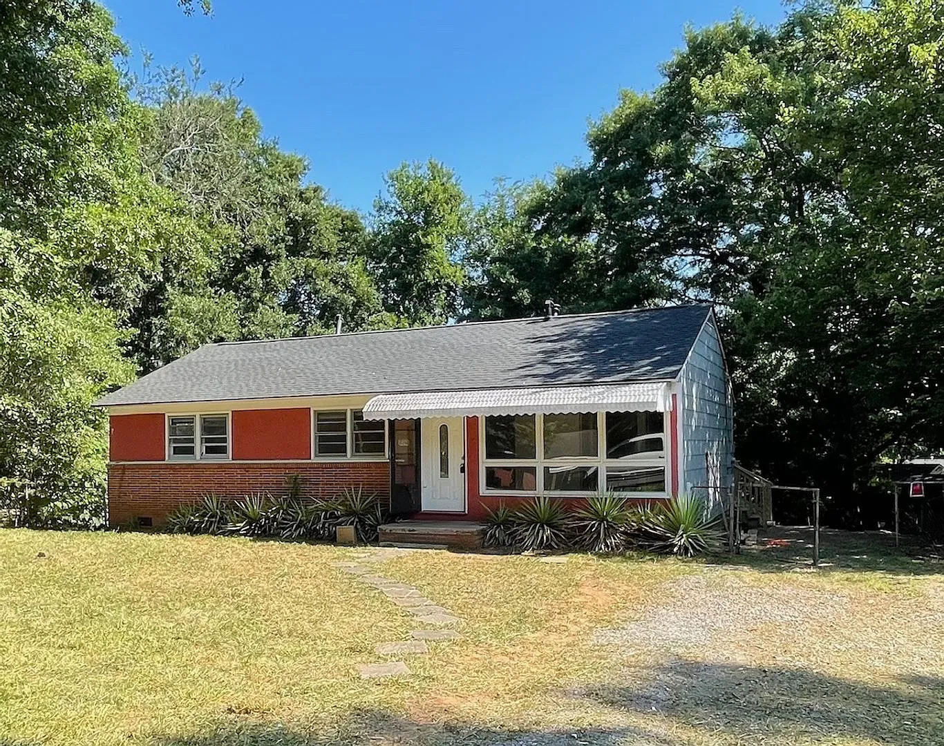 This charming single-family residence with 3 bedrooms and 1.5 bath home is Located in the Wood Hi... — Photo 1