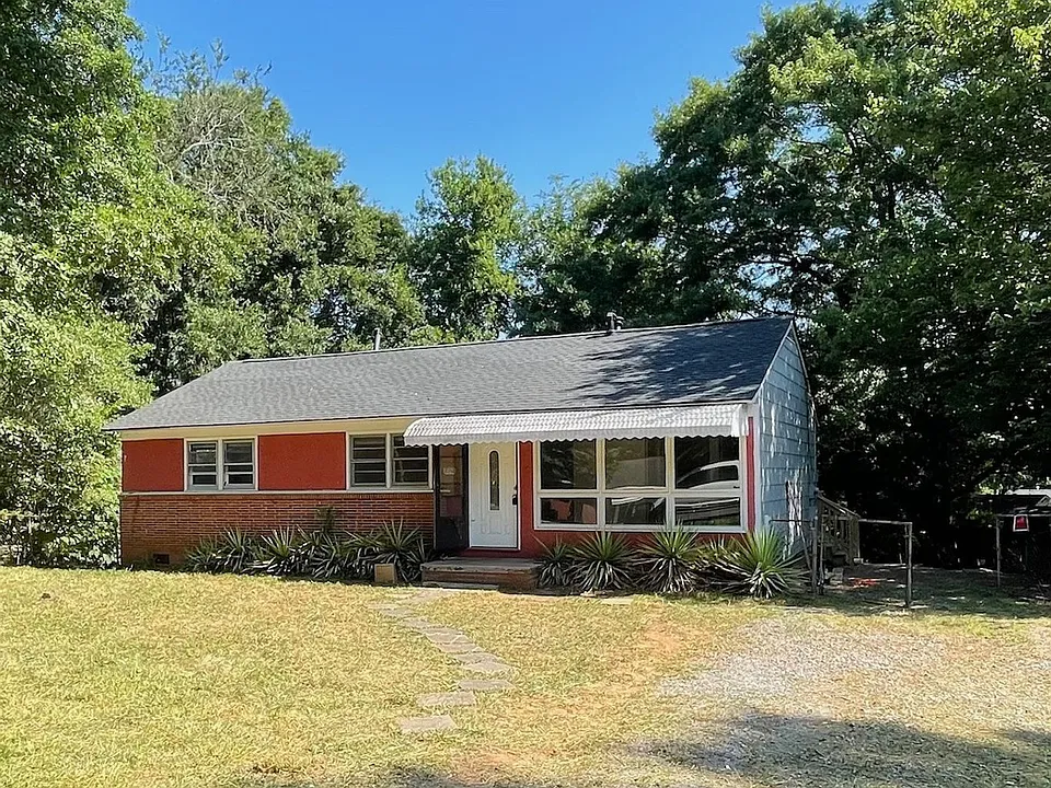 210 Meadow Dr