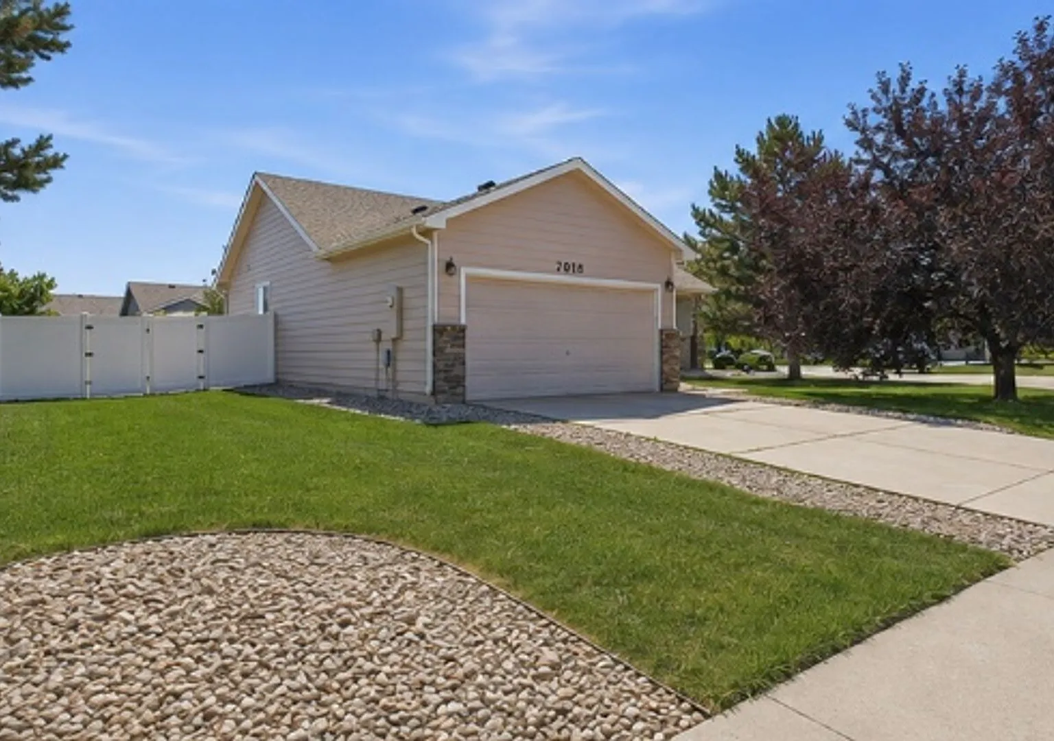 Available Now 3 Bd, 2 Ba, 2 Car Garage - Pet Friendly | Wellington, Co — Photo 2