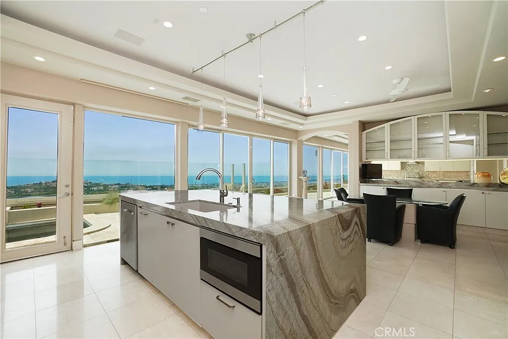 5 bed, 6.0 bath, 6019 sqft, $22,500 — Photo 3