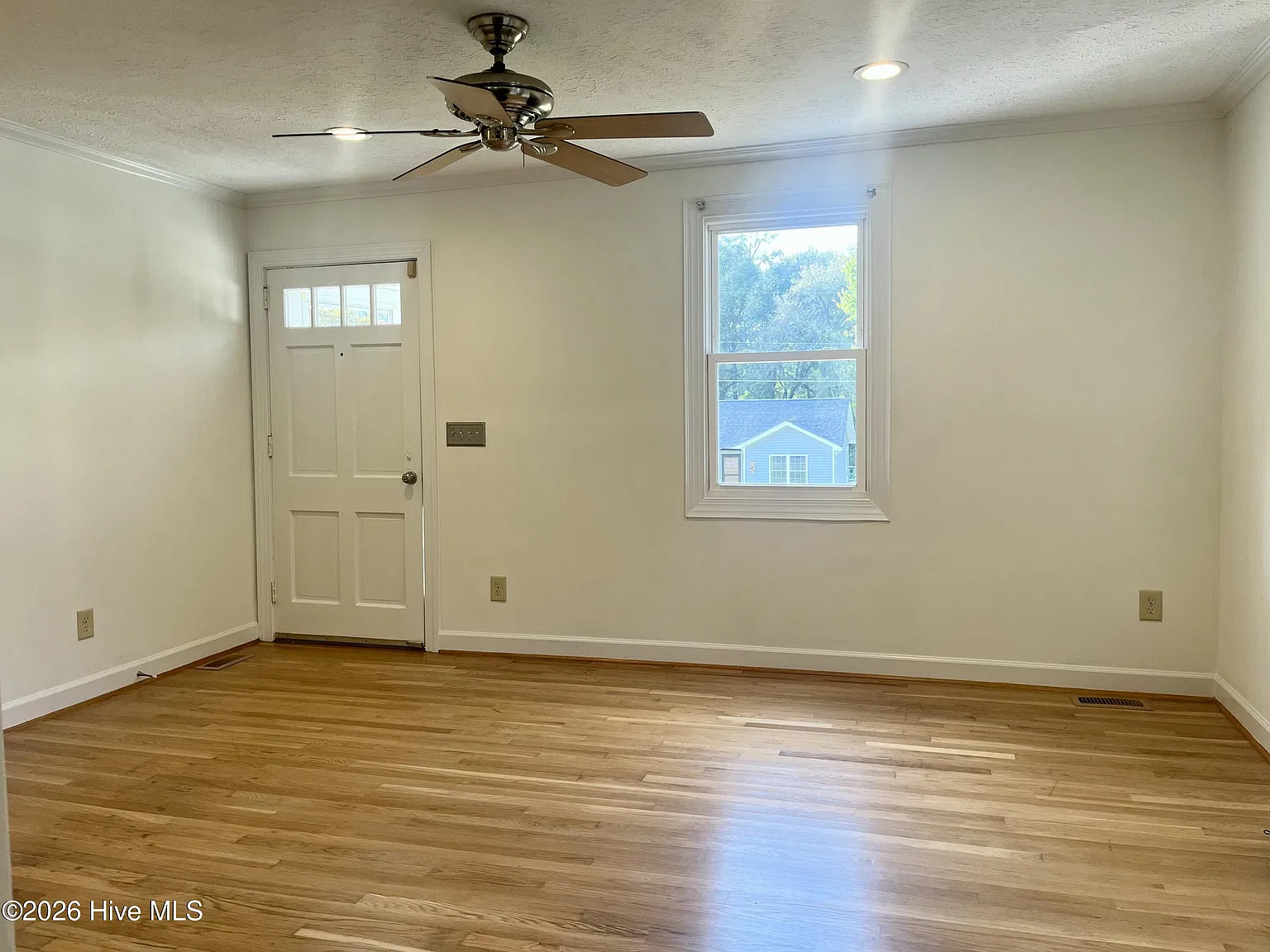 2 bed, 1.0 bath, $1,350 — Photo 4