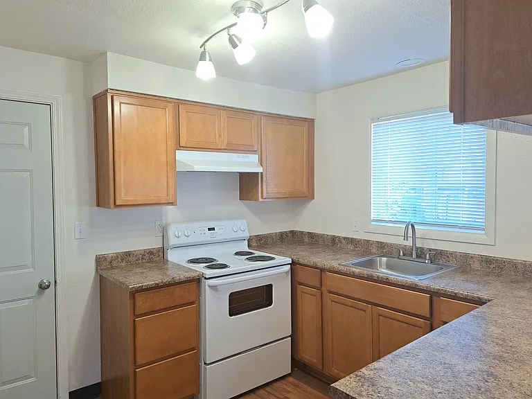 Island Park Apartments — Photo 5