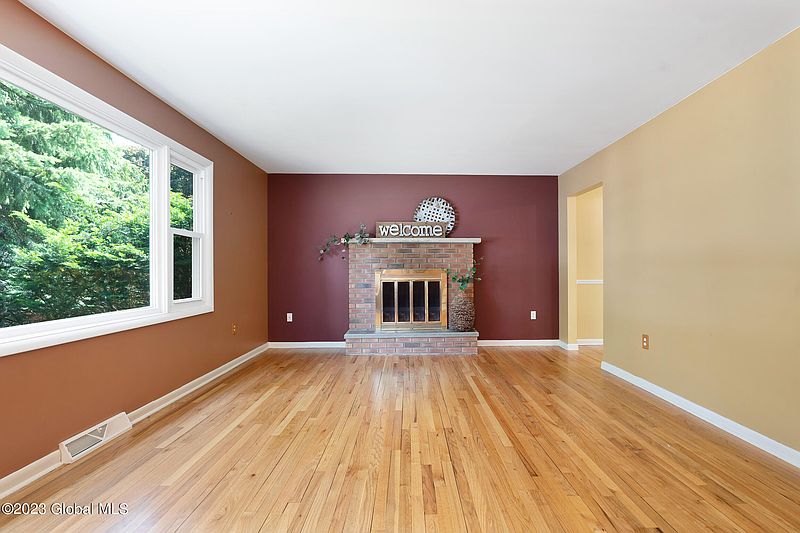 5th image of 27 Woodcrest Drive