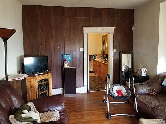 2nd image of 821 E 9th St