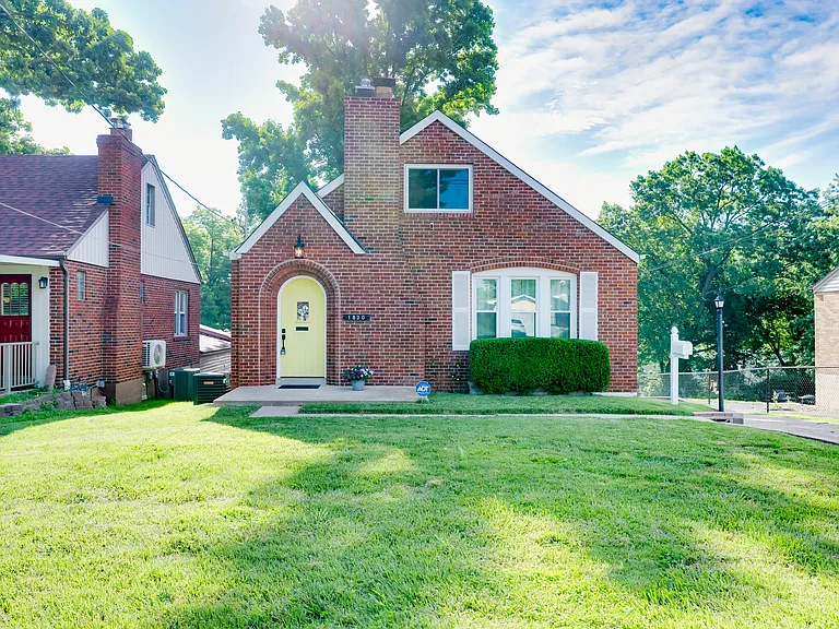 1830 Oconnell Ave — Photo 1