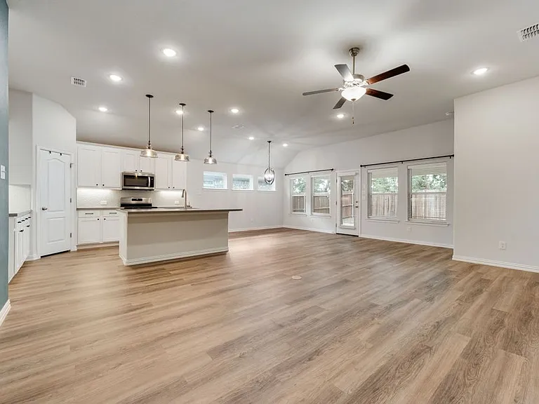 2819 Willow Ln — Photo 9