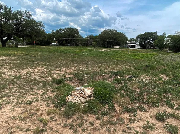 1205 S Elm St, Brady, TX 76825
