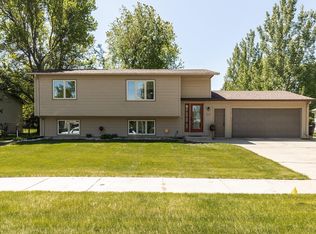 1549 Country West Rd, Bismarck, ND 58503