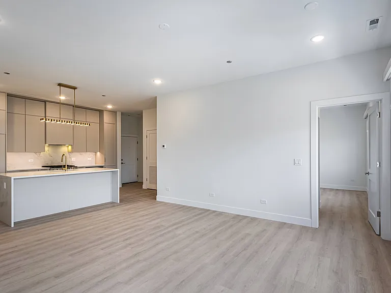 North + Damen — Photo 19