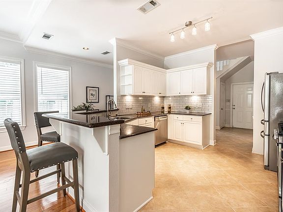Kitchen - Breakfast Bar