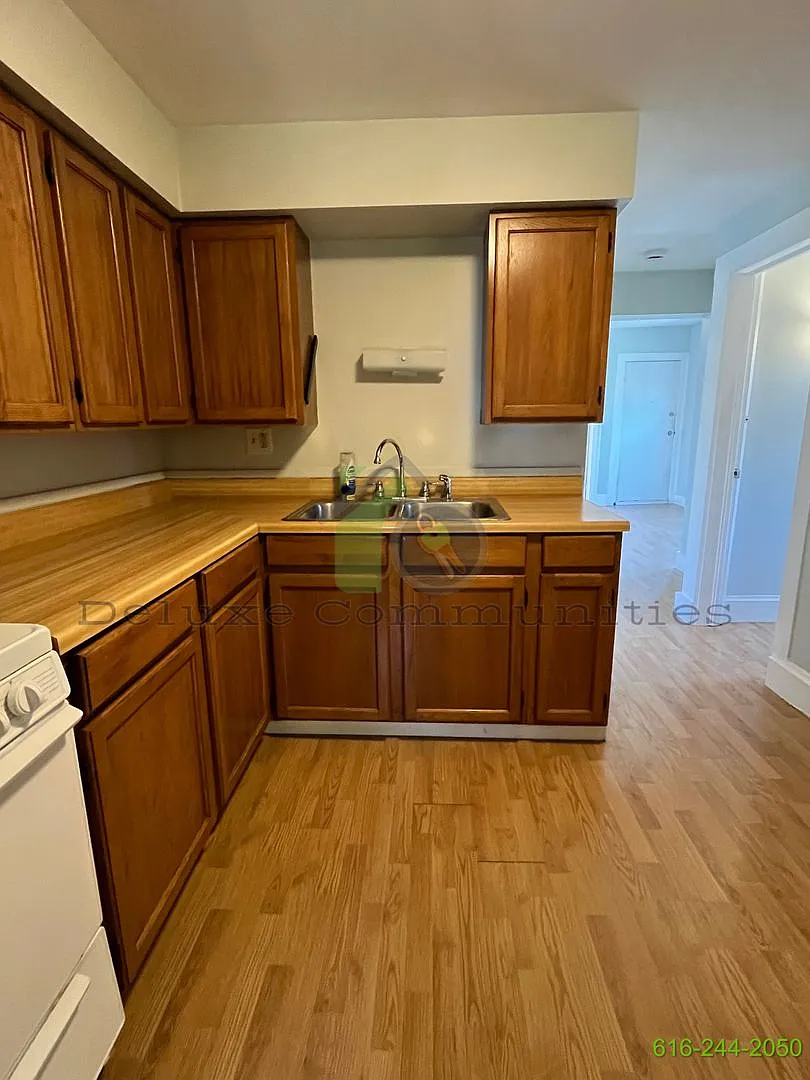 1021 Broadway Ave NW — Photo 3
