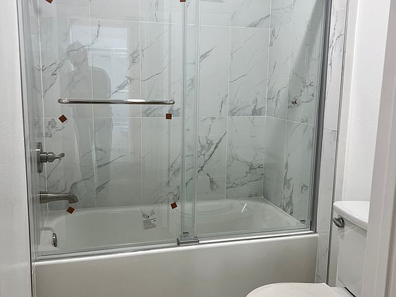 5th image of 1448 Stanley Ave #204