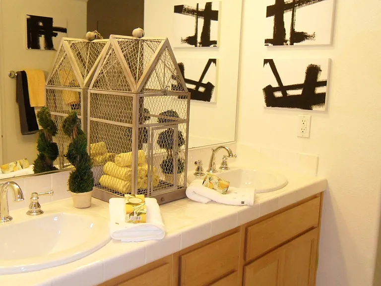 Glenoaks Villas — Photo 93